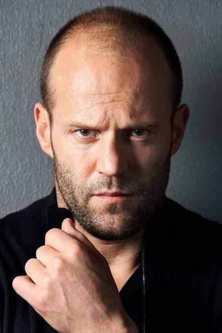 brusnos's tweet photo. por acaso alguém sabe o nome daquele filme que o Jason Statham é um cara meio marrento que demonstra ter muitas habilidades de luta devido ao seu passado misterioso? 🤔 https://t.co/hU5GnBinub
