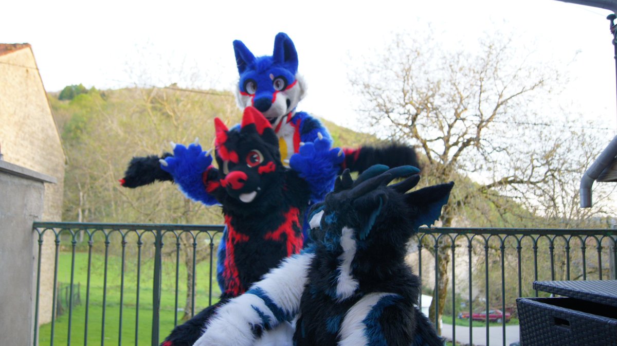 Je me souviens de se weekend incroyable hâte de vous revoir bande de loulou 💙
🐺 <a href="/ZorakKarter/">Zorak / Maldir 📸🎵💜</a> 
🐉 <a href="/Elros_Dragon/">Elros the Dragon</a> 
🎥 <a href="/xBlueDemon666x/">DARIUS_IX</a> 
#furrywolf #fursuiting #happyfursuitday #FURRY