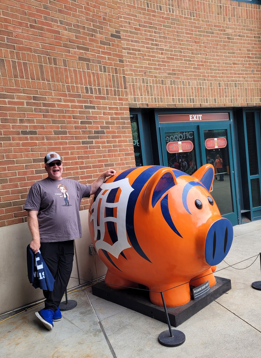 spoodog31's tweet photo. If only it was full lol.. my kind of piggy bank .. #TigersBaseball @tiger https://t.co/vPRag6Y03C