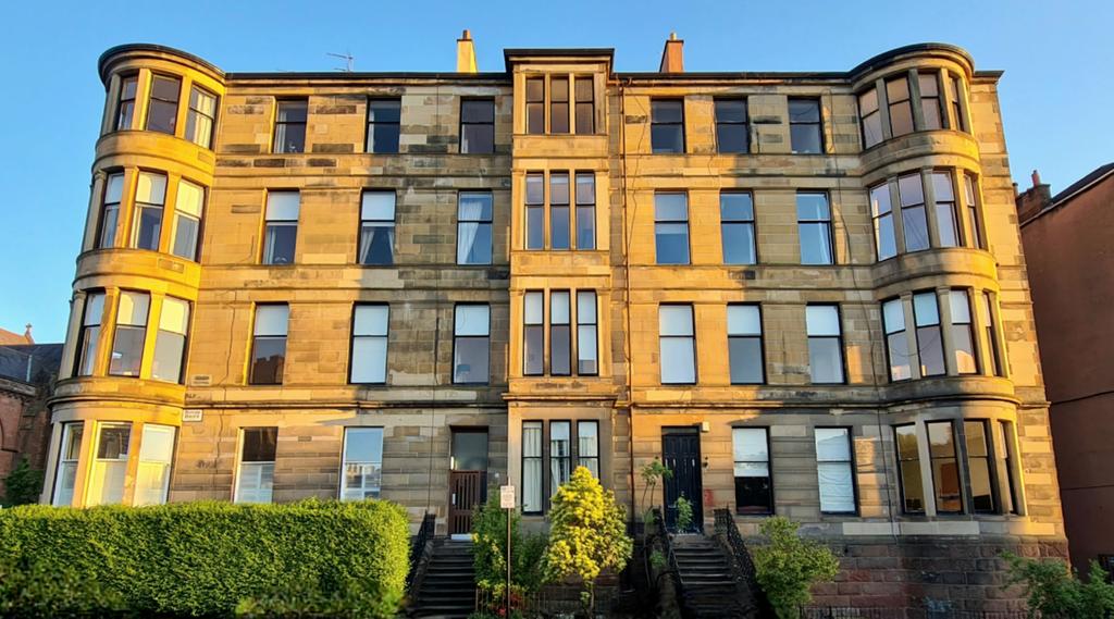 An imposing blonde sandstone Victorian tenement on Novar Drive in the Hyndland area of Glasgow looking gorgeous in this evening's sunshine. #glasgow #tenement #glasgowbuildings #architecture #hyndland #glasgowtenement