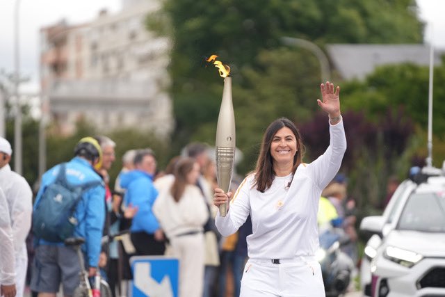 Très heureuse d’avoir porté la flamme olympique #porteurdeflamme #paris2024 Après les JO de Sydney, Athènes et Pékin en tant qu’athlète, j’ai la chance de commenter les JO <a href="/FranceTV/">France tv</a> depuis 2012. Je vous retrouve donc une 4ème fois cet été pour commenter le handball féminin
