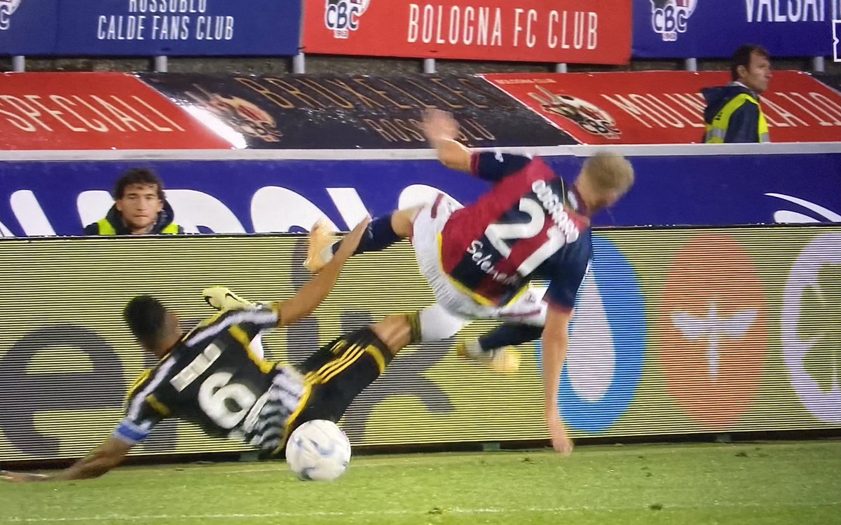 ZZiliani's tweet photo. La Serie A italiana è quel campionato in cui se la Juventus perde e i suoi giocatori cominciano a picchiare come fabbri (Miretti, Gatti, Cambiaso, Bremer, Rabiot, Danilo: ci stavano almeno tre rossi o diretti o per doppio giallo), l’arbitro ha il divieto di espellerli perché già perdono, poverini, non è bello infierire sulla loro sofferenza. Novanta minuti di scasso del regolamento. Dura da mezzo secolo. Uno scandalo a cielo aperto continuato.