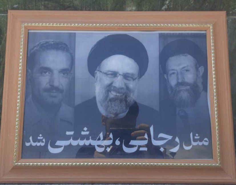 Dr11l1ngEng's tweet photo. به کارگر خسته گفت آیا به شما نهار داده‌اند؟ مسخره‌اش کردند!

در دیدار با کودکان بهزیستی گفت پشتی‌ها را جمع کنید، مسخره‌‌اش کردند!

گفت اگر بخواهید برای رد شدن از بین جمعیت مردم سریع رانندگی کنید و جان مردم را به خطر بیاندازید خودم پشت فرمان مینشینم،
مسخره‌اش کردند!

گفت اگر لازم باشد ده بار به یک استان سفر میکنم تا مشکل مردم حل شود، مسخره‌اش کردند!

گفت کشور را به سمت پیشرفت می‌بریم گفتند ۶ کلاس سواد داری.

حرف زد مسخره کردند
راه رفت مسخره کردند
سفر استانی رفت مسخره کردند

آخر هم در همین سفرهای استانی در یک نقطه دورافتاده بیش از ۱۲ ساعت دنبال پیکرش گشتند.

انسان بزرگ با رفتنش دیگران را شرمنده می‌کند

چه زیبا گفت پناهیان: خیلی‌ها در تشییع پیکر او برای عذرخواهی می‌آیند.
