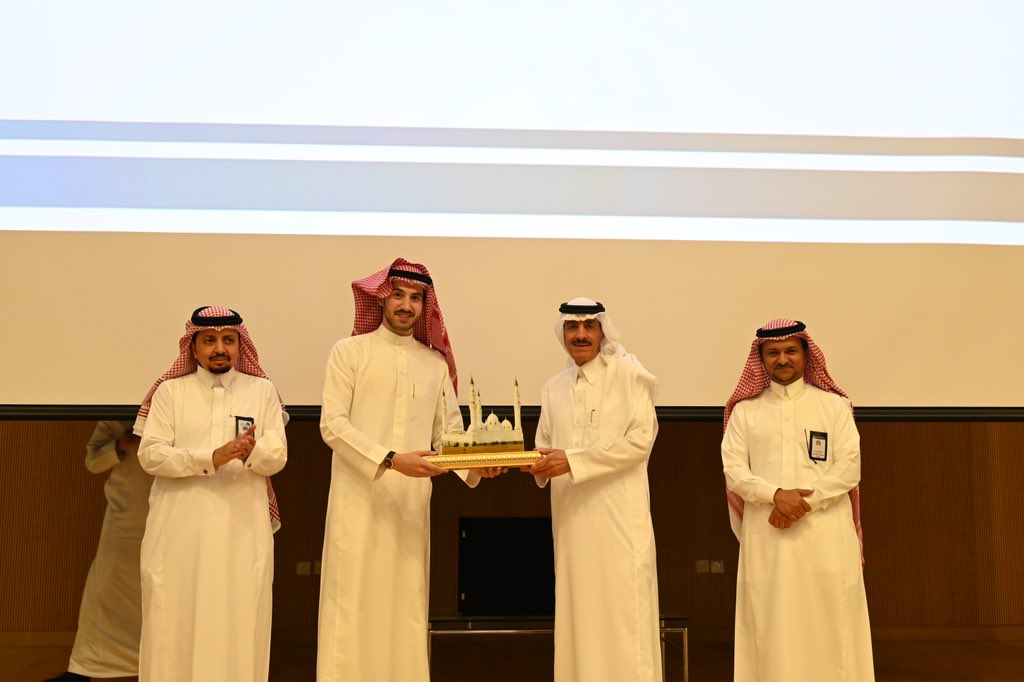 أبدعتم وتميزتم 🏆..

في ختام العام الجامعي 2023، 2024 نظمت #جامعة_الامير_مقرن الحفل الختامي للأنشطة اللاصفية  والأندية الطلابية بعنوان “أبدعتم وتميزتم” لتتويج منجزات الطلبة وجهودهم وابداعاتهم وتم الاعلان عن النادي الفائز بجائزة النادي الذهبي للعام الجامعي