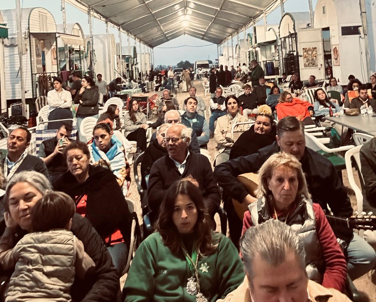 Los rocieros macarenos rezaron el Santo Rosario ante el Bendito Simpecado de la Macarena.