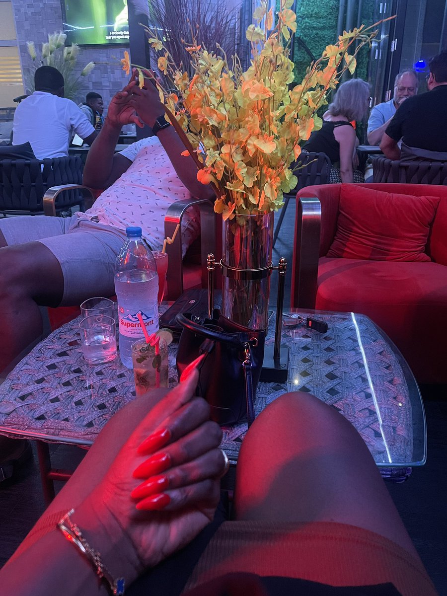 (Fais toi belle on mange dehors ) même si tu avais attaché la bouche comment tu souris d’abord 😂🥰 pardon embrouillez nous plus souvent on aime la flatterie messieurs