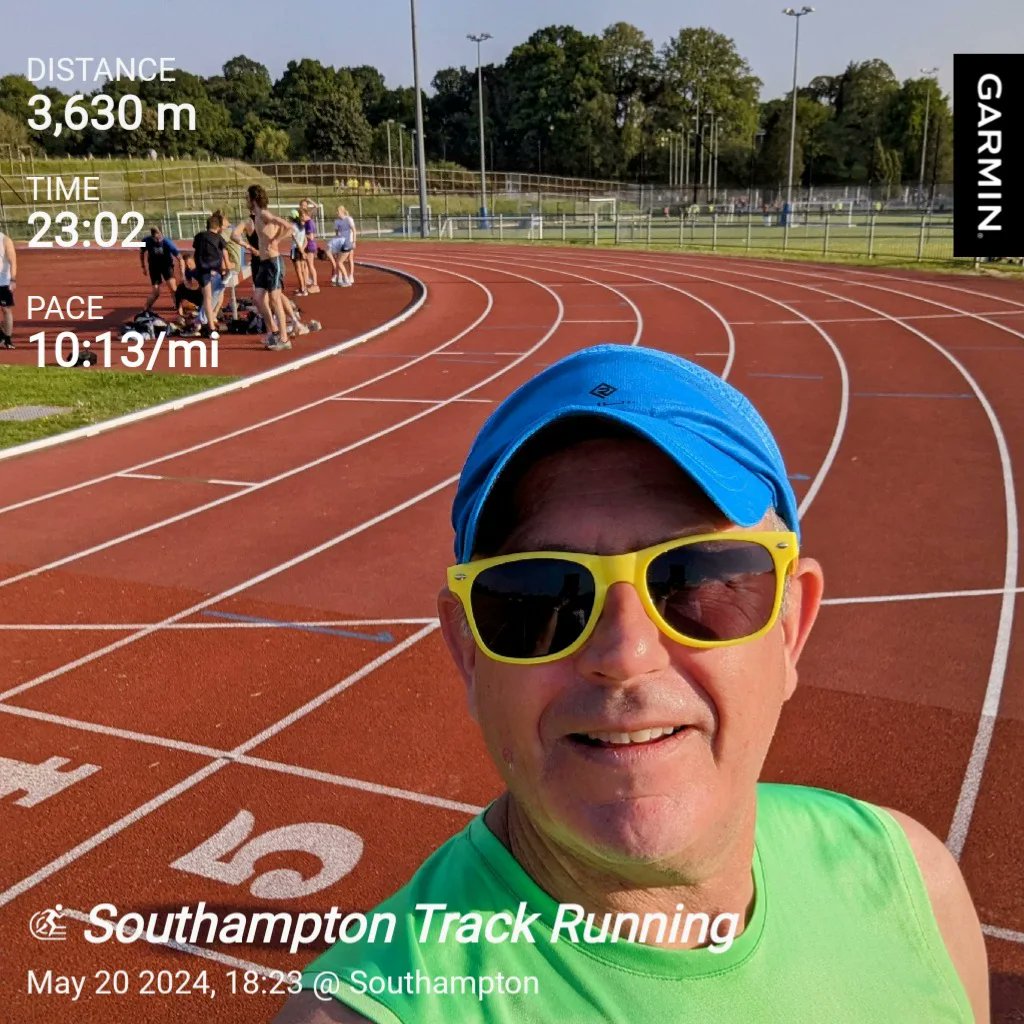Rocking the full Timmy Mallet at the @HamwicHarriers Track Session tonight. First time on the track post Covid. Forgot how much I loved it and how much it hurts 😂. Great session led by @Koachkelly68 🙏🏻 @NFMarathon and @ArnoldClark for the until today unworn goody bag shades