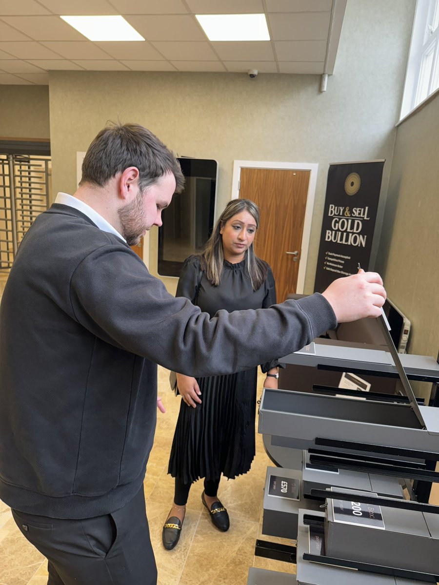 A big #ThankYou to Tom from the @thevaultsgroup for your kind donation of a safe deposit box @maggiesoldham Eid Dinner & for Iffat for her generous donation #LoveOldham #OldhamHour @lauraSmart14 @muzahidukhan 👏👏👏👏👏👏