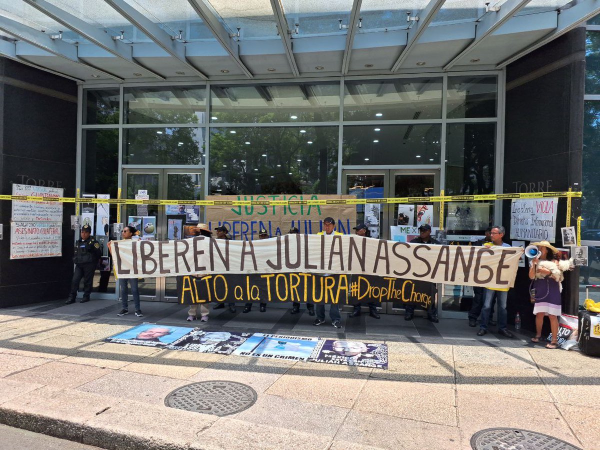 #AlMomento | Activistas del colectivo @Asange_libre protestan frente a la Embajada de Gran Bretaña en México, ubicada en la Paseo de la Reforma, 350 en la #CDMX, ya que este país es donde el periodista #JulianAssange se encuentra encarcelado y en espera de apelar su extradición a