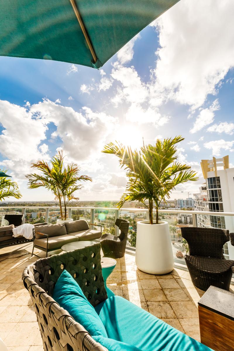 🏙 Whether it’s a romantic date night or a post-beach refresh, there are plenty of rooftop venues to choose from in Greater Fort Lauderdale: bit.ly/3UIMYbt #visitlauderdale #RooftopBar