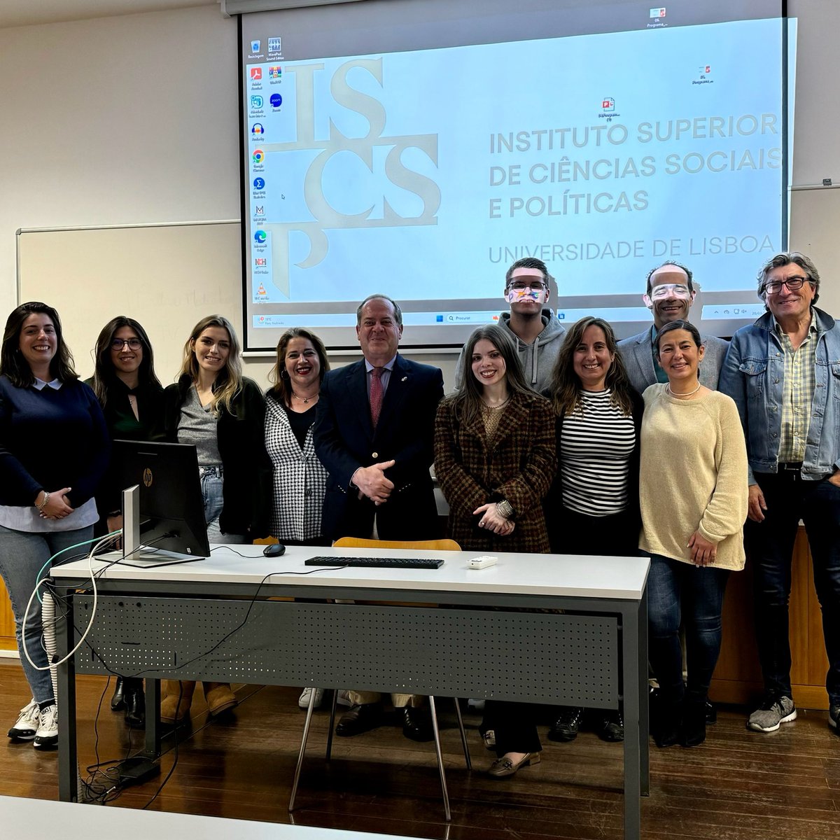 a_pinto_pereira's tweet photo. E pronto. Aulas terminadas e ano letivo no fim.
Mais um grupo de alunos que ficam no meu coração! 💙 ❤️
@iscsp_ulisboa @ulisboa #ulisboa #iscsp #eusoudoiscsp #universidade #academia #saber #ensino #rigor #educacao #juventude #direito #antoniopintopereira #lisboa #portugal 🇵🇹 https://t.co/W4m3GnWxuA