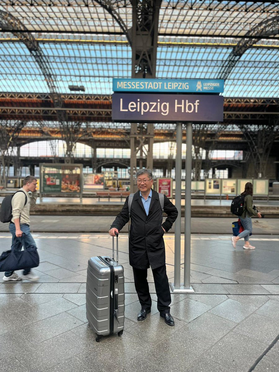 Young_T_KIM's tweet photo. What a pleasure to arrive in #Leipzig, @ITF_Forum annual home-from-home 🏠 We're hosting the thinkers, innovators and leaders of our global transport and mobility with a common aim 🎯 #GreeningTransport 💚 #ITF24 Summit is 22 to 24 May. Join us 🙋🏽 https://t.co/rzJOIx6Gl5 https://t.co/bnGV7Ey8vJ