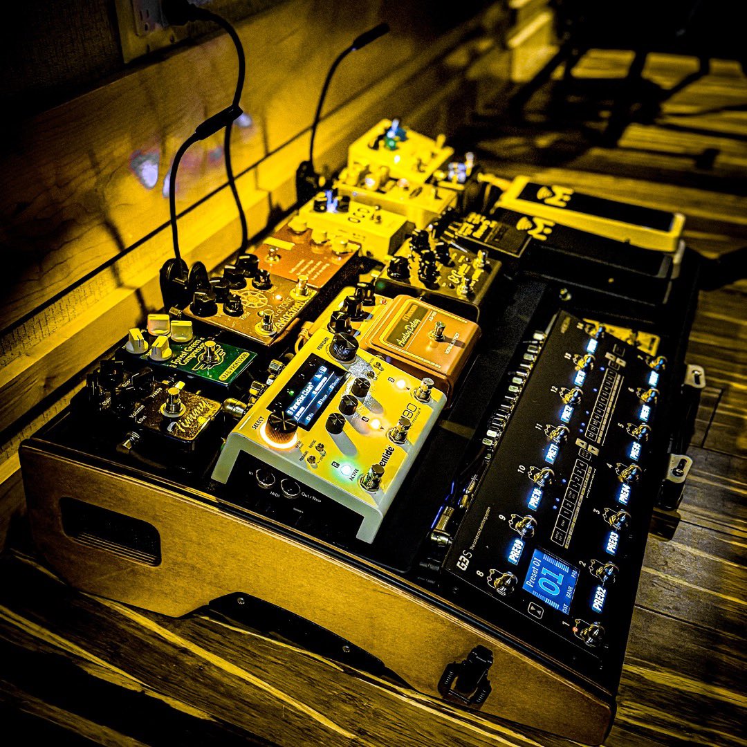 rsfmusic's tweet photo. I just built this amazing pedal board using this gorgeous all-wood construction board from #Schmidtarray and incorporating the mind-blowing G3S switcher, Gen14 X power supply, and other power accessories from the folks at #Gigrig in the UK. I used @evidenceaudio’s incredible solder-less cable system throughout. It took about a month all told to get it all together, but man, it sounds sweet. I will post some audio in the near future.
#pedalboard #gear #music