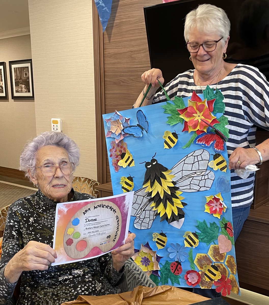 Celebrating these amazing little🐝pollinator's with our homage to the🐝#Bee today on #WorldBeeDay. The residents, staff & family members at @AveryHealthcare  #ButlersMews #CareHome #Rugby had a great morning creating this fabulous @creativemojo collage to display in their home🥰