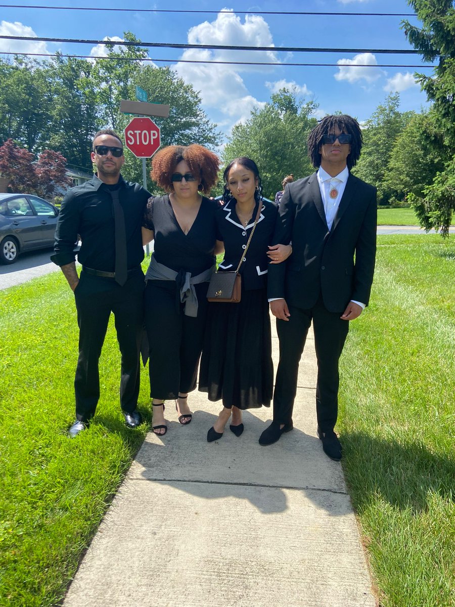 I got some closure today at the funeral and it was also the first time all of my siblings have ever been in the same room. Kinda crazy, definitely a day to write about in my future memoir 💐