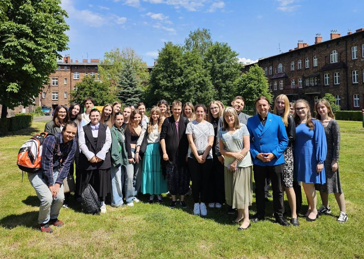 Świetne spotkanie ze studentami Wydziału Humanistycznego Uniwersytetu Śląskiego🙌 O pracy poselskiej, Erasmusie i #ślonskogodka oczywiście! Dzięki za odwiedziny❗️ 3️⃣ #KOHUT #KoalicjaObywatelska #KOHUTwPE 🇪🇺