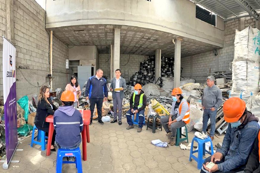 secap_ec's tweet photo. #SecapZona3 | ¡Certificamos competencias con @el_BID! ✅
Los beneficiarios del proyecto #SecapBID demostraron el desarrollo de sus competencias en el perfil de 'Reciclaje de base', durante las examinaciones prácticas realizadas en Latacunga. ♻️
#HuellaSecap https://t.co/JZPvcIE5mW