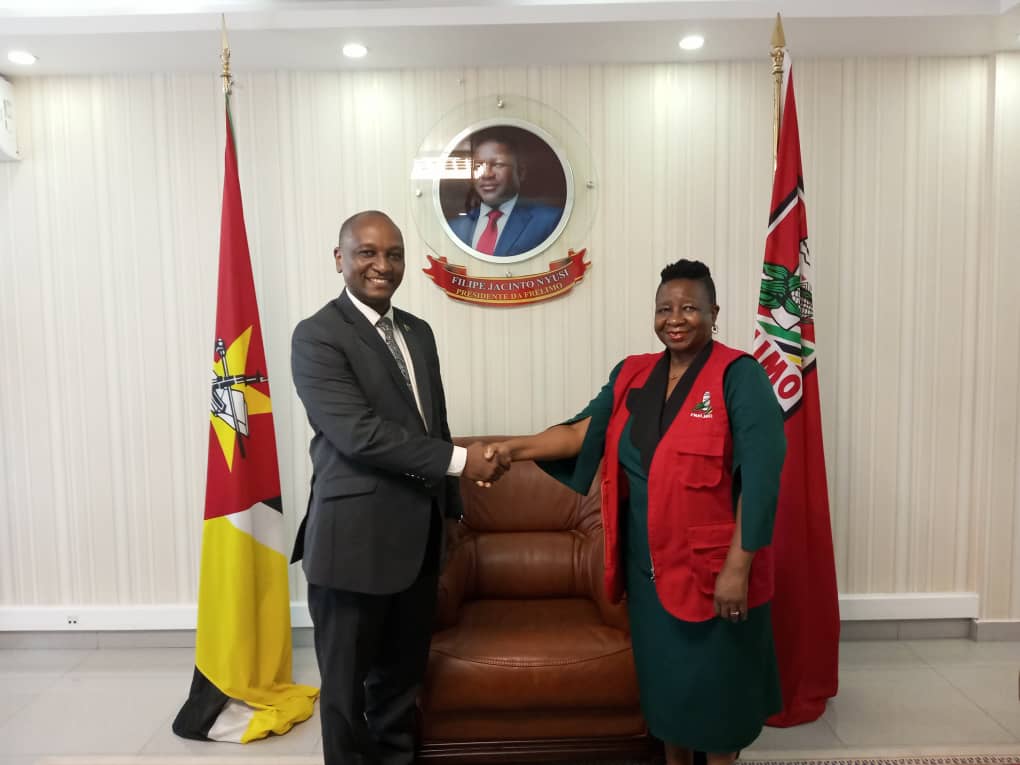 UbaloziMsumbiji's tweet photo. Mhe. Phaustine Kasike, Balozi wa Tanzania, Msumbiji amekutana na Mhe. Alcinda António de Abreu, Mjumbe wa  Kamisheni ya Siasa ya Chama cha FRELIMO kwenye Ofisi za Makao Makuu ya FRELIMO jijini Maputo na kuzungumzia masuala mbalimbali ya ushirikiano kati ya Tanzania na Msumbiji. https://t.co/EYZaIPP0fm