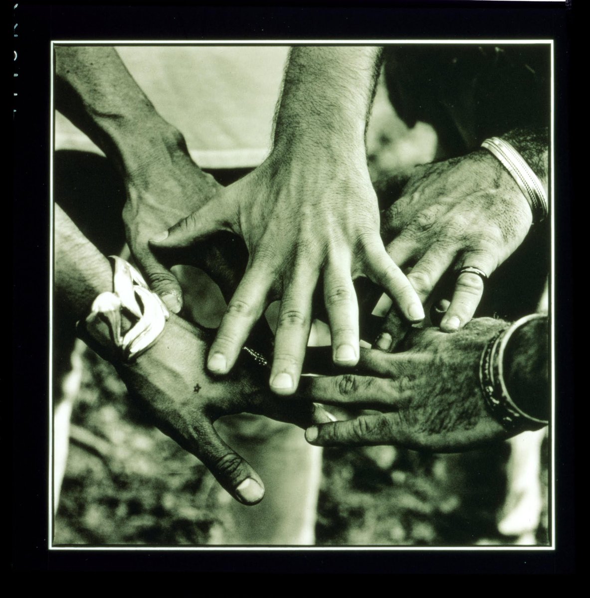 BonjoPy's tweet photo. Una toma descartada de la sesión fotográfica para la portada de Keep The Faith.

Foto: Anton Corbijn

📷 https://t.co/cbY1pZmjfa https://t.co/cnKzmLj4uX