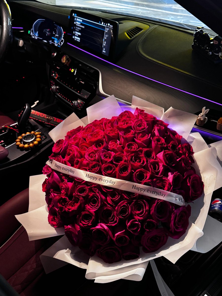 rezzaaditya076's tweet image. Every girl is as beautiful as a red rose and as delicate as a flower💐