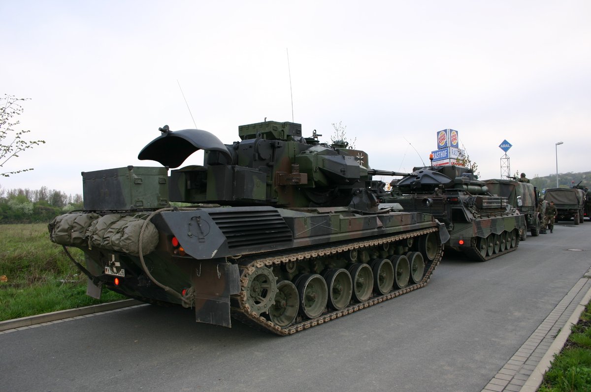 Panzerflakbatterie mit Gepard 1A2 und Roland II vor dem Drive In auf einem Rastplatz.