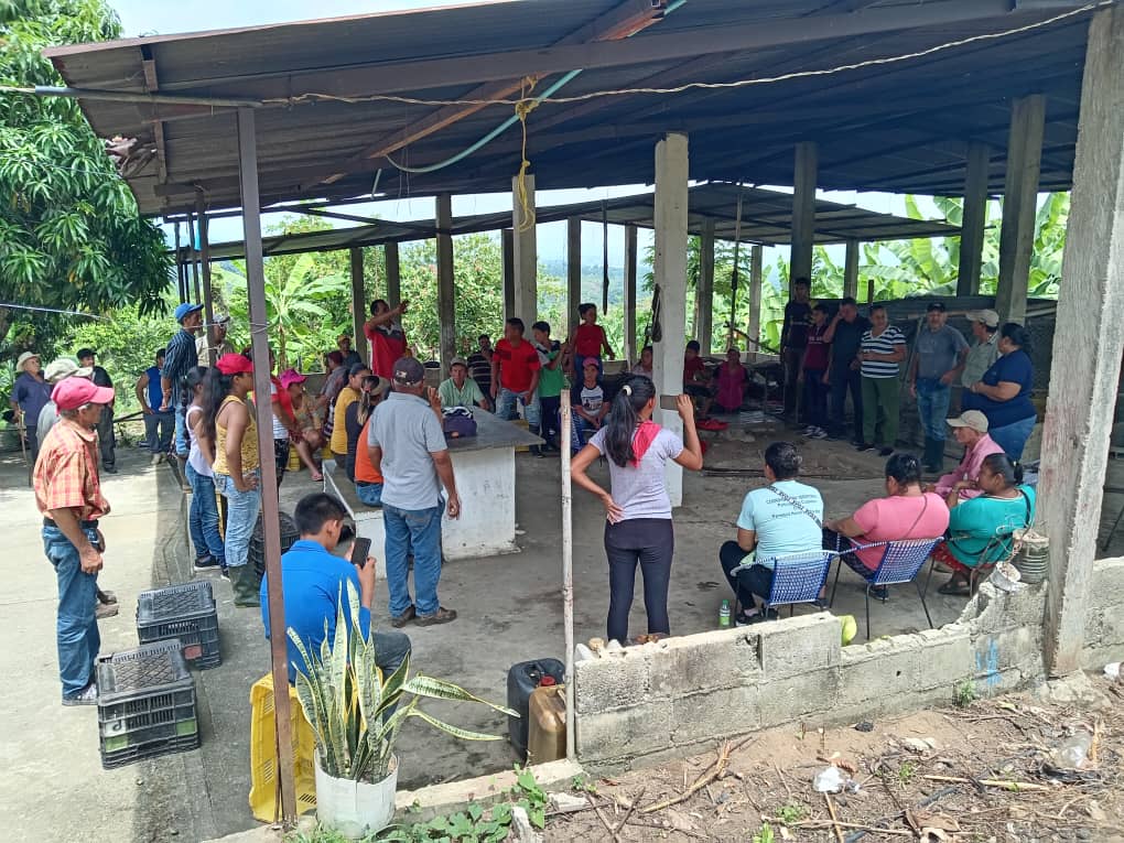 Desde la parroquia Héctor Amable Mora, #Mérida, en asamblea de ciudadanos se realizó elección de la comisión electoral del Consejo comunal El Trapiche Parte Alta 1, con el fin de organizar próximos comicios electorales. #ComunaONada @NicolasMaduro @GuyVernaez @EulaliaTabares