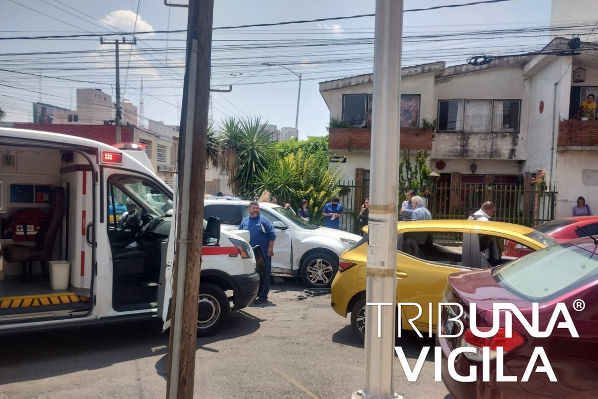 #AlertaVial🚨|| Paramédicos 🚑 atienden a lesionados de un aparatoso choque 💥 en calle Chietla y 3 Poniente. #Puebla #LaVozDeLosPoblanos