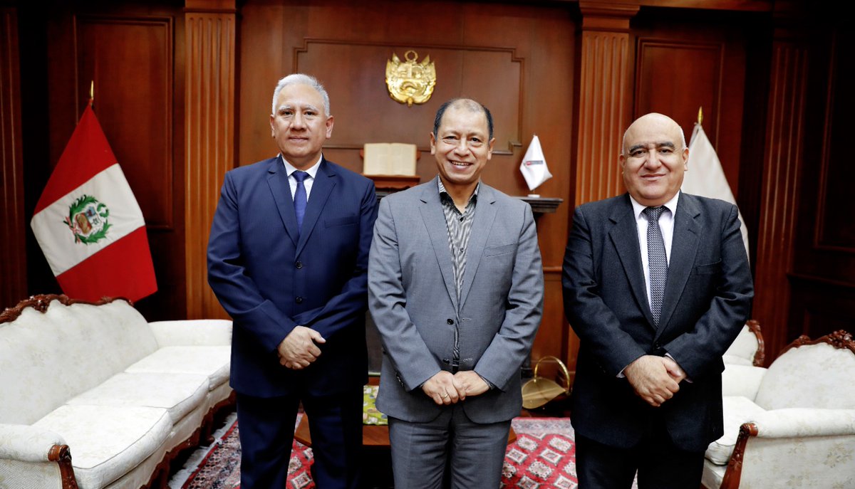 El ministro @DanielMaurateR se reunió con el decano nacional del Colegio de Psicólogos del Perú, Miguel Vallejos, y el consejero de Economía, Luis Ybañez, con quienes abordó la importancia de diseñar políticas públicas que busquen preservar la salud mental en espacios de trabajo.