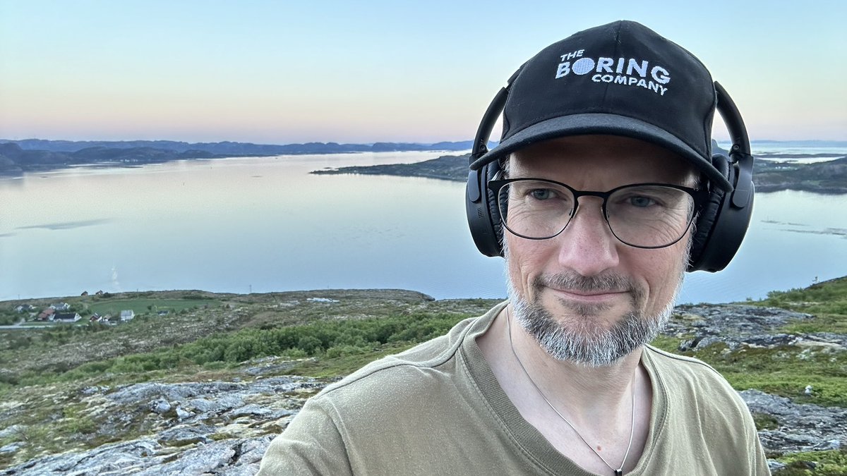 It’s 2240/1040PM, and I’m outside «touching grass» waiting for the sun to set 🌅🏔️ One of the perks of living close to the Arctic Circle are the bright summer nights ☀️ Listening to Brighter, with @herbertong and actually getting brighter, while seeing the world in 3D 🌍(yes, I