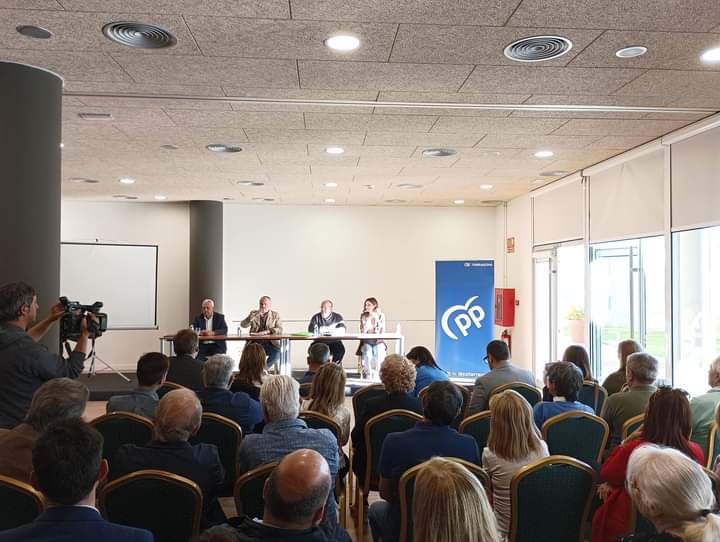 En la Junta Directiva del PP de Tarragona. Valorando resultados y preparando las Europeas.