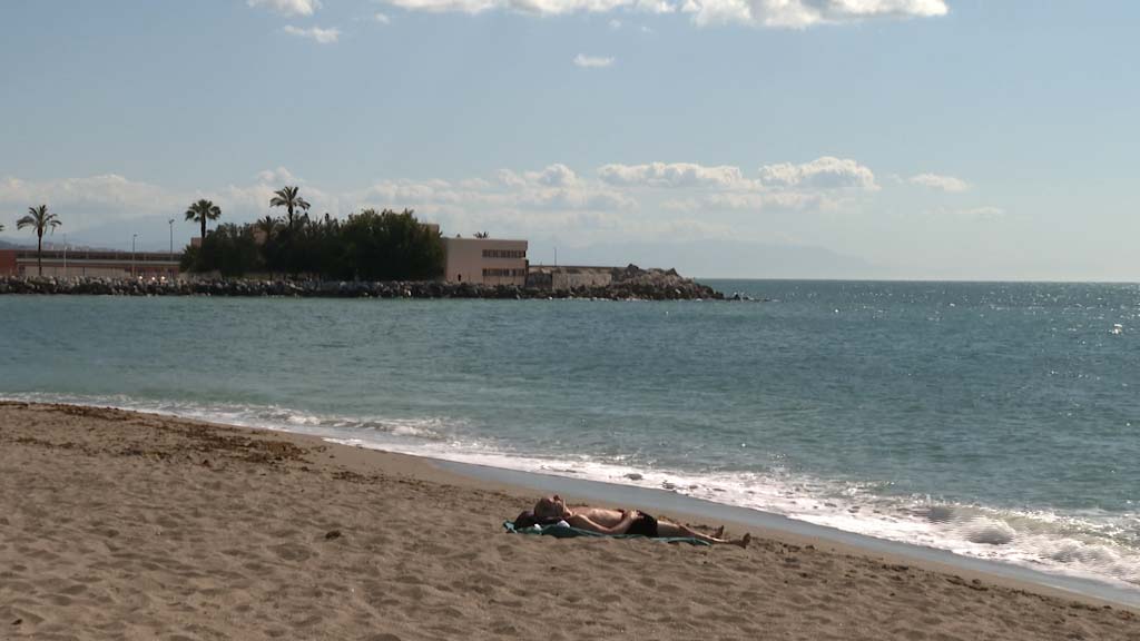 Salvamento Marítimo busca desde el domingo a una mujer supuestamente desaparecida en la playa de Fuengirola. El sistema Emergencias 112 fue alertado por un testigo que decía haber visto a la mujer adentrándose en el agua en una zona de rocas.