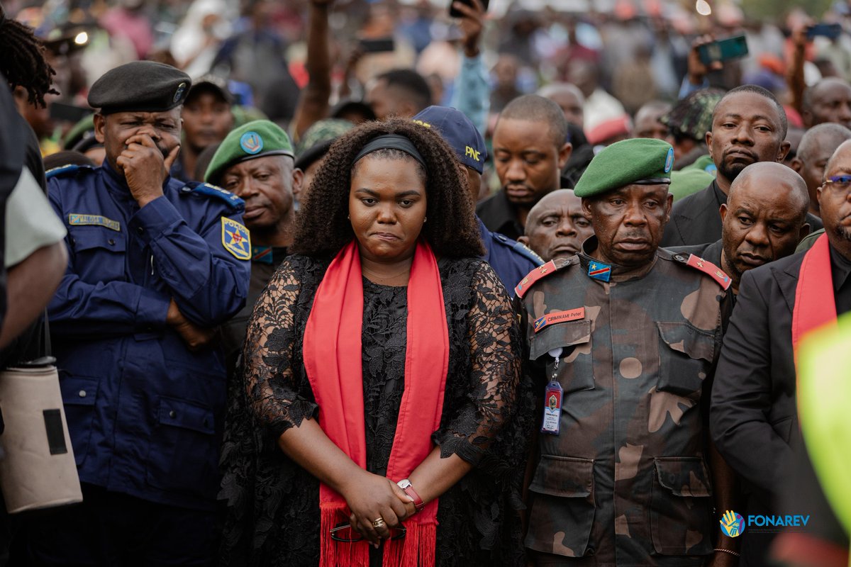 EmmanuellaZandi's tweet photo. Mon cœur est brisé de voir nos frères et sœurs faire face à la barbarie génocidaire du Rwanda avec les groupes armés comme le M23/RDF. C'est avec une profonde tristesse que nous avons dû enterrer 35 personnes dont 22 enfants de moins d'un an, ainsi que plusieurs autres personnes gravement blessées lors de ce nouvel atroce massacre. Ce groupe rebelle a bombardé un camp de déplacés, constituant ainsi un crime de guerre.
Nous exigeons que justice soit rendue pour ces vies tragiquement fauchées. Le gouvernement congolais ne peut plus tolérer ces violences répétées. Nous demandons à la communauté internationale d'émettre des sanctions fermes contre le Rwanda, dont ces groupes rebelles sont les supplétifs. Les groupes armés ne peuvent en aucun cas s'attaquer ainsi aux civils sans défense. 

Nous pleurerons nos morts avec dignité et nous continuerons à nous battre pour que de tels événements ne se reproduisent plus jamais. La paix et la sécurité doivent prévaloir dans cette région meurtrie par trop de conflits.

#Paix #PlusJamaisSeules #justice #ReparationJuste