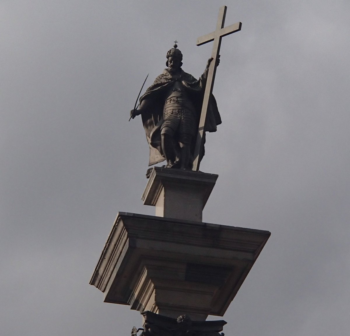 One of the oldest modern secular monuments in Europe is the King Zygmunt III Waza Column in Warsaw, 1644. 👑King holds a Cross - symbol of Faith and Saber - readiness to defend. This is a clear indication for Europe that secularism does not mean sacrilege and de-Christianization.