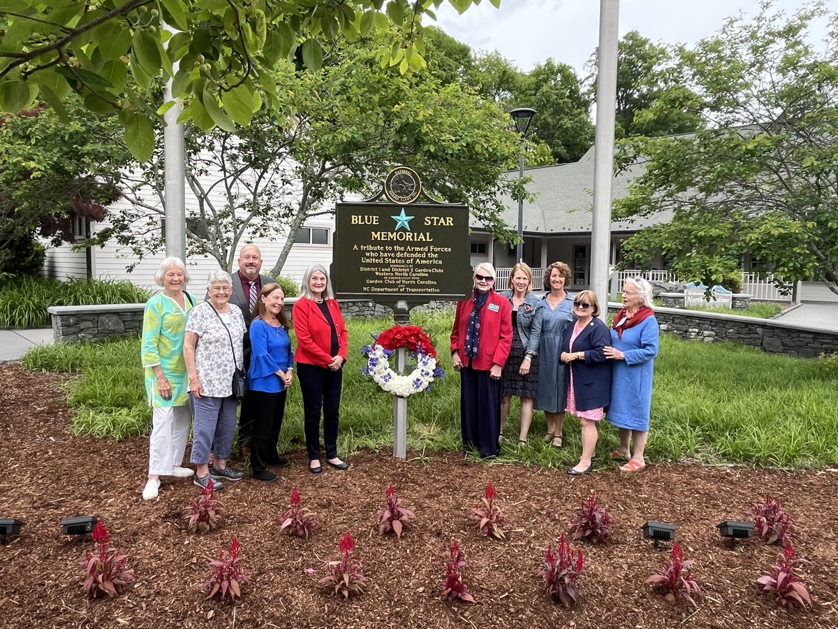 😃 Division 13 Engineer Tim Anderson helped unveil a new Blue Star Memorial Marker this weekend... 📍... At the I-26 Welcome Center in Madison County 😊 Thanks to Garden Club of NC! 📗 Learn More about the Blue Star Memorial program: bit.ly/3WPjvPP