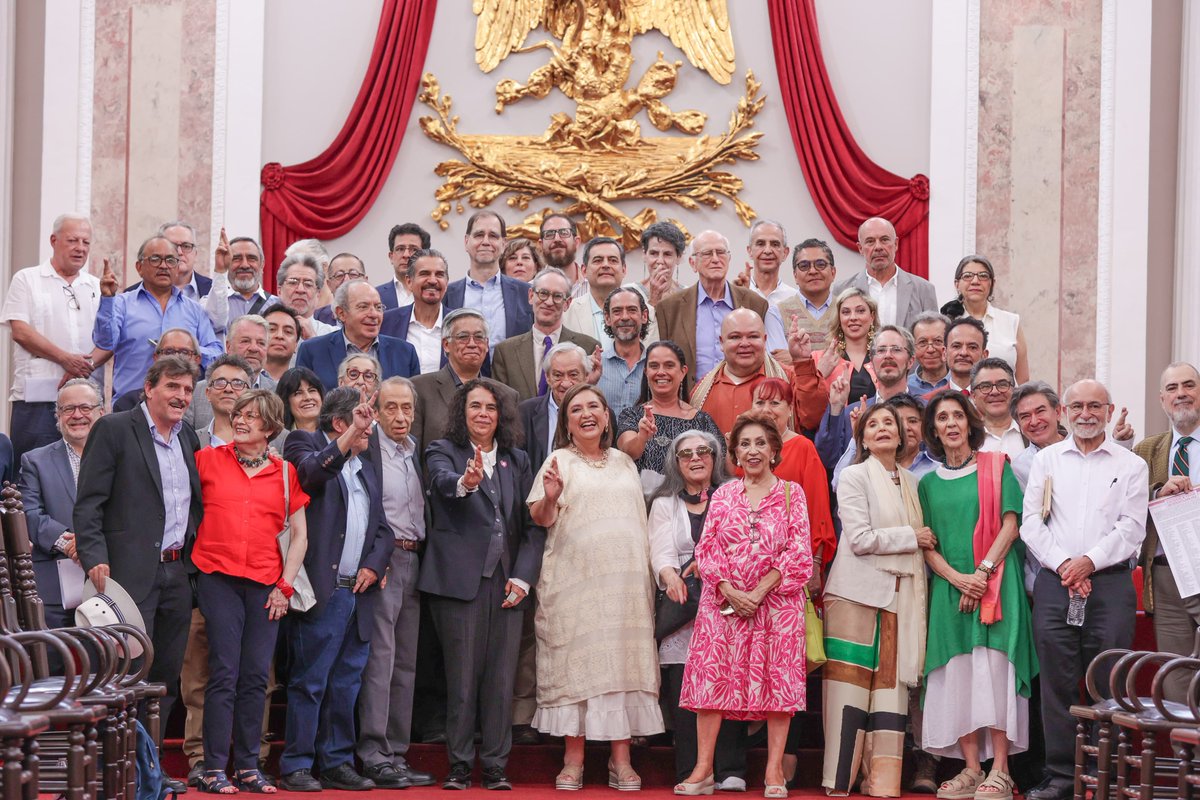 XochitlGalvez's tweet photo. Quiero un México en el que siga existiendo una democracia libre y que garantice y respete la pluralidad.

Por eso formaré un gobierno de coalición con las mujeres y hombres más preparados, más allá de visones ideológicas.

Es para mí un enorme orgullo y una inmensa responsabilidad que intelectuales y académicos, con una trayectoria tan destacada y sobresaliente, estén hoy aquí expresándome su apoyo.

¡Muchas gracias!