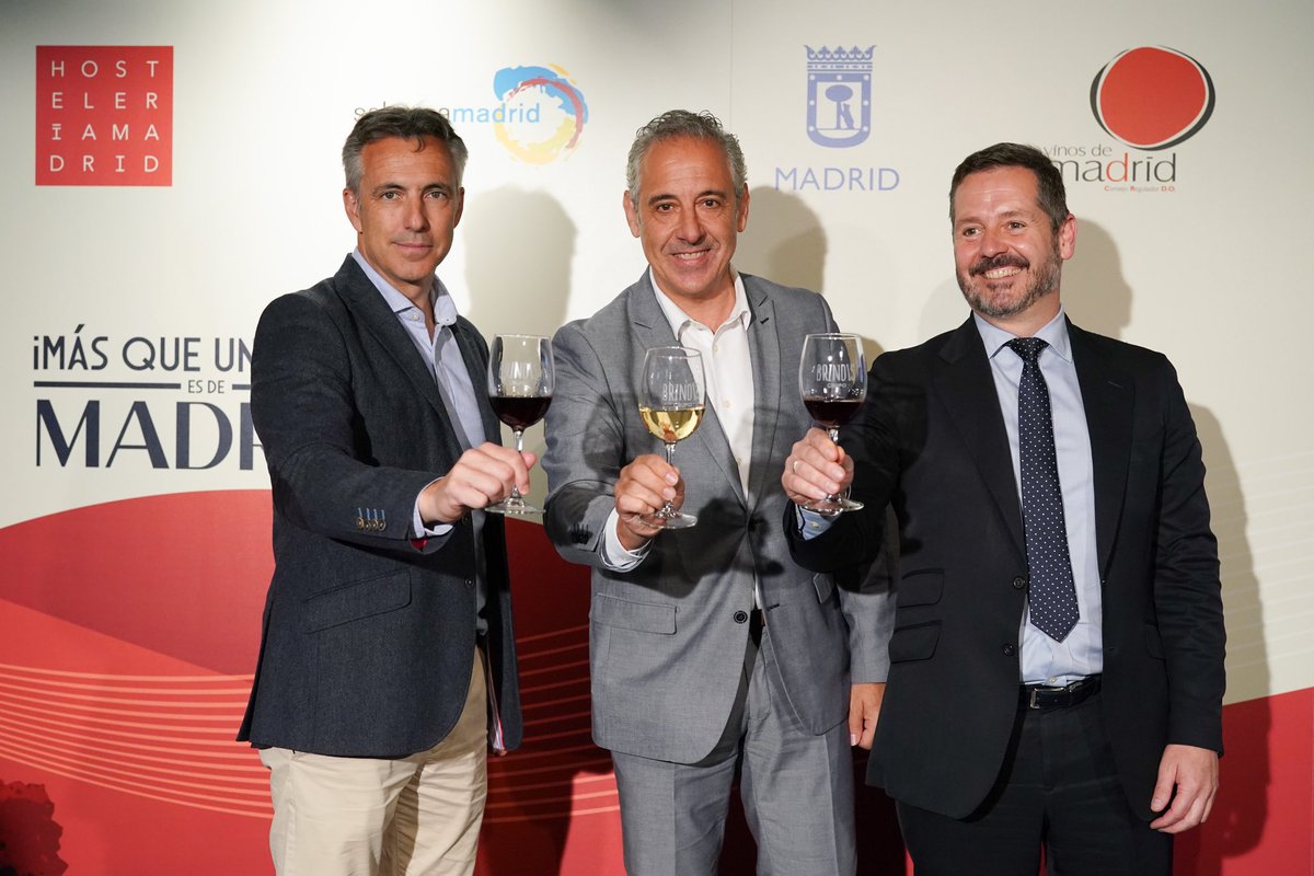 Gracias <a href="/CarlosNovilloPi/">Carlos Novillo Piris</a> <a href="/depacoserrano/">Mariano de Paco Serrano</a> <a href="/ComunidadMadrid/">Comunidad de Madrid</a> por acompañarnos hoy en la presentación de #Decantamadrid con el equipazo de <a href="/HosteleriaMad/">Hostelería Madrid</a>. Promocionando <a href="/VinosdeMadridDO/">Vinos de Madrid CRDO</a> <a href="/LasMoradasdeSM/">LasMoradasdeSM</a> <a href="/BodegasLicinia/">Bodegas Licinia</a>.