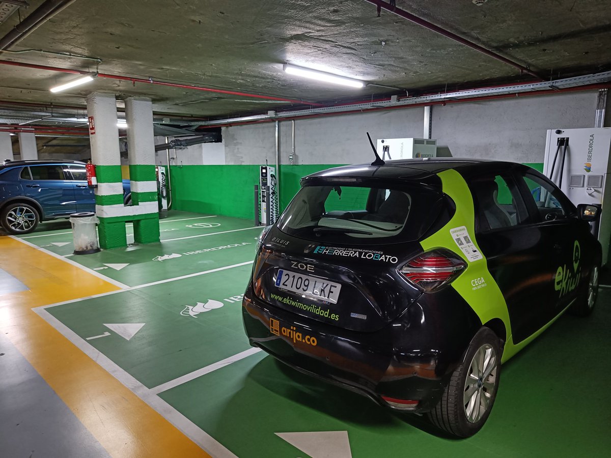 Así da gusto viajar en coche eléctrico de @ekiwimovilidad 
Llegas a un parking y... ¡Hay una docena de cargadores para vehículos eléctricos de todo tipo y funcionando!
#movilidad #carsharing #ekiwi #cocheelectrico