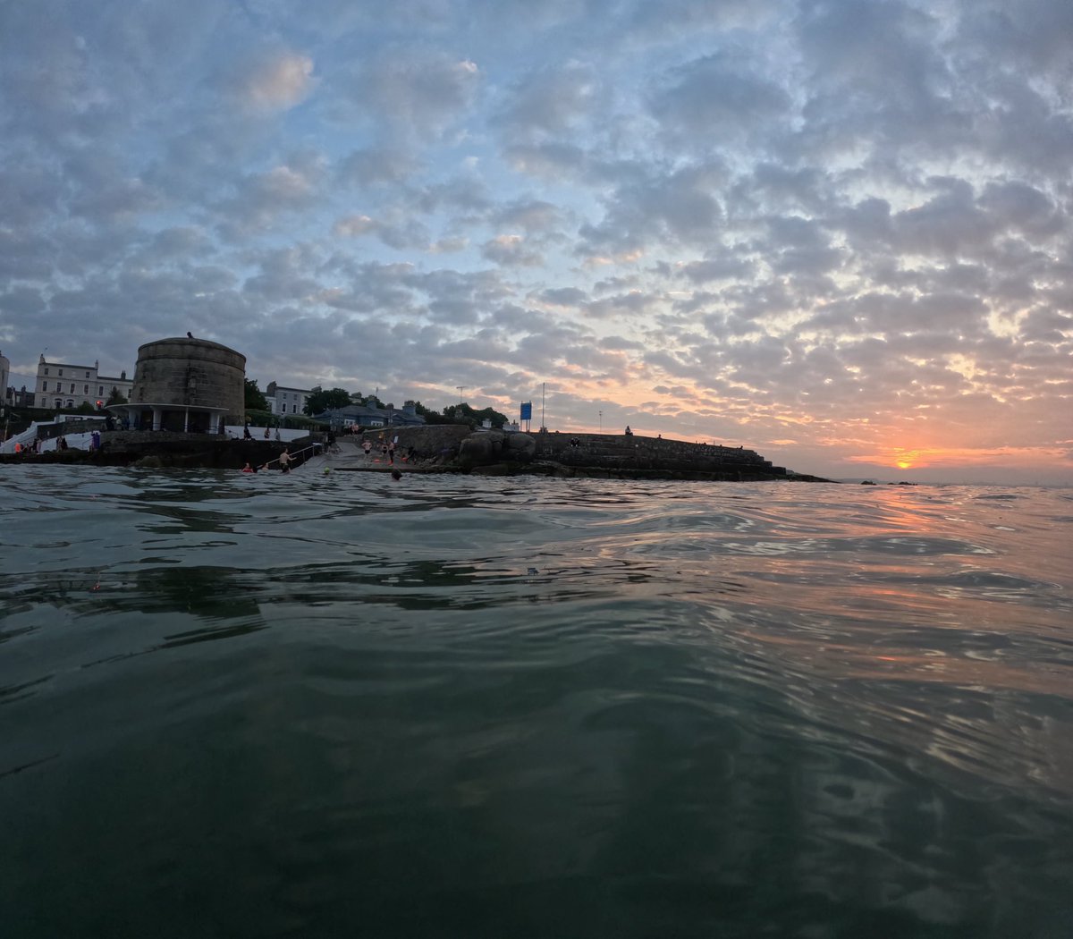 A beautiful #sunset at #Seapoint @Seapointpics @Iloveblackrock @PhotosOfDublin @the_full_irish_ @MetEireann @DunLaoghaireTn @LoveSouthDublin @Failte_Ireland