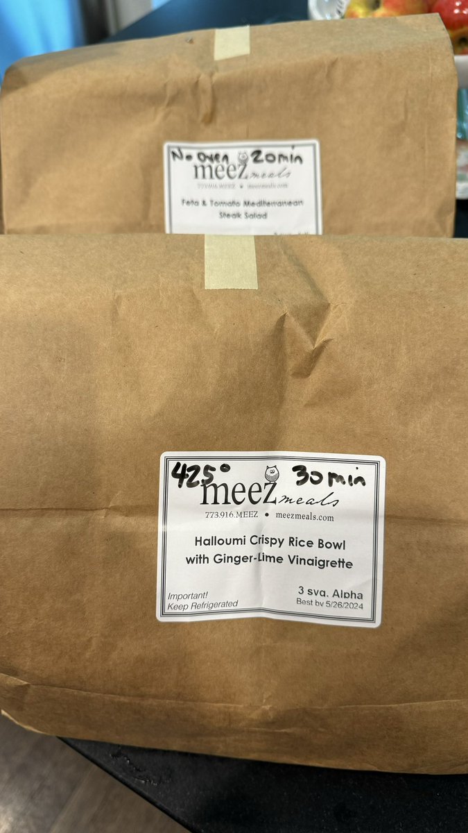 monkeyatlarge's tweet photo. New routine when @meezmeals arrive - open them up and label with oven preheat, time information
Asked them to print this on the stickers but they won’t, instead directing me to a non targeted email with every recipe on it https://t.co/w4D8wqBAZY