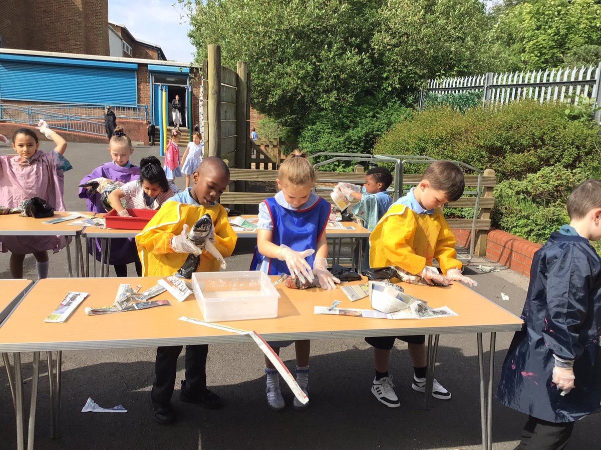 We loved sculpting in the sunshine today! The children used paper mache to sculpt a fish! We had to layer our fish with lots of newspaper. Watch this space! @ListerInfants #learningoutdoors #iqmfamily