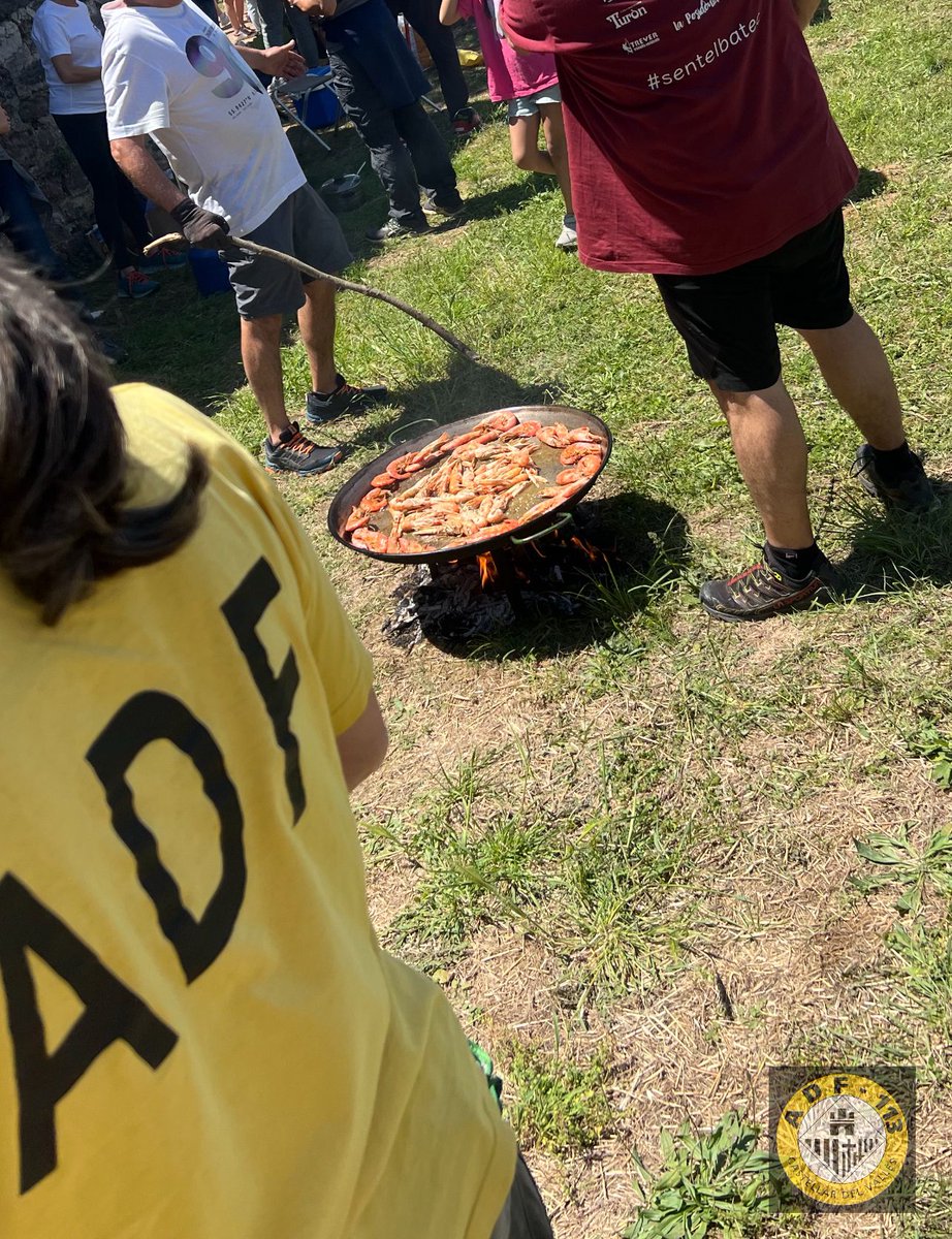 ADF113Castellar's tweet photo. Ahir vam celebrar l’Aplec de Castellar Vell, juntament amb les entitats del poble.
Vam fer tasques de prevenció i informació als assistents. Vam gaudir de la festa amb les exhibicions de les entitats i concurs de paelles. 🎊🥘
#adfcastellar113 #adf113 #castellardelvalles #adf https://t.co/cAjS4lOwtl