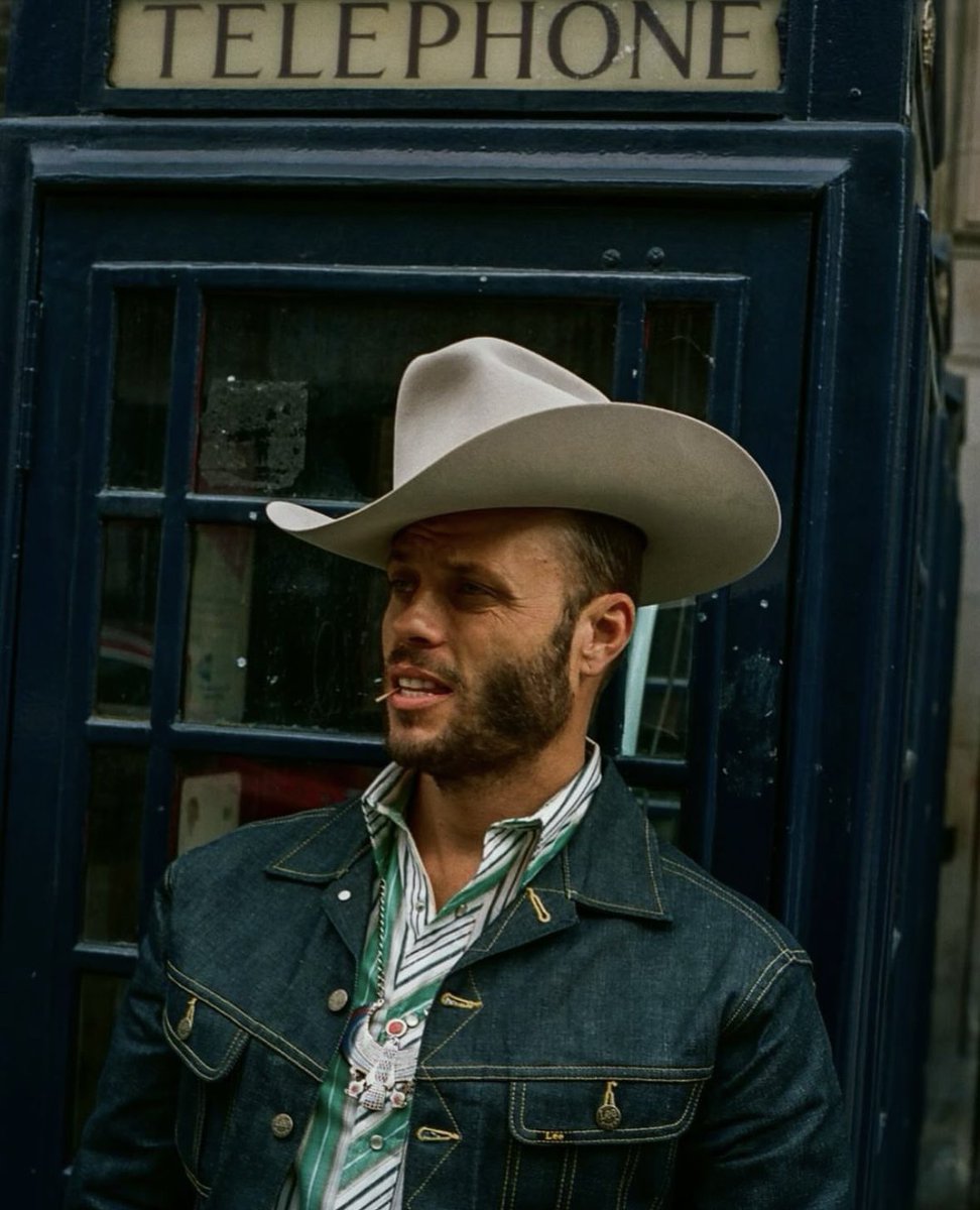 Me lookin’ at one more Londoner askin’ if I’m from Texas. Kickin’ off 2 nights in Vancouver this evening. 🐎 📸: Jared Christopher