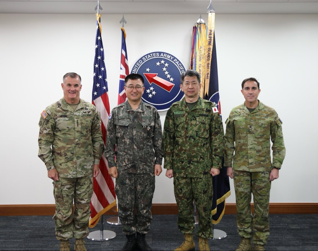 Together we will Defend! Honored to host Chief of @ROK_Army 🇰🇷 GEN Park, Chief of @JGSDF_pr 🇯🇵 GEN Morishita, and Chief of @AustralianArmy 🇦🇺 LTG Stuart at the USARPAC HQ as we work to ensure a safe, stable, and secure Indo-Pacific together! #ArmyinthePacific @USARPAC |