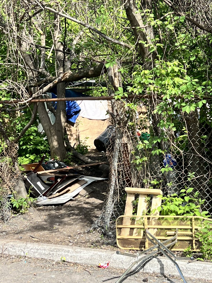 Zanth_'s tweet photo. @benoitdorais ceci est à côté du station de métro St-Henri, tout proche de l’école Ludger-Duvernay. Des personnes qui vivent sous des cartons. On trouve souvent des aiguilles éparpillées. C'est inquiétant, non? Surtout avec autant d'enfants qui se promènent dans le quartier… https://t.co/uJLyTMdM0D