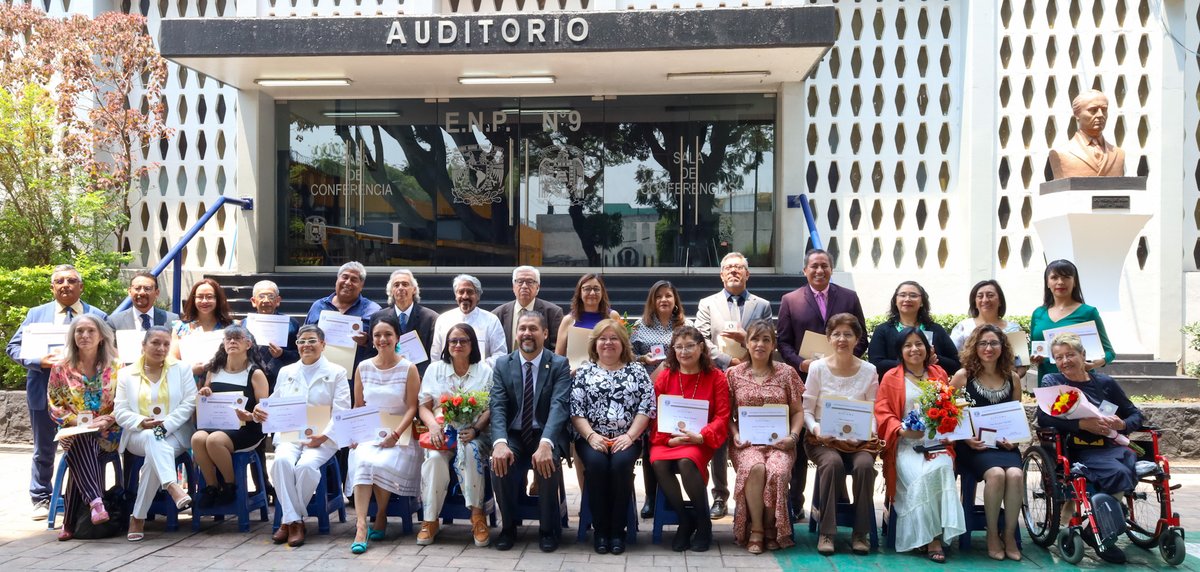 enp_unam's tweet photo. #Notiprepas👨‍🏫👩‍🏫 #OrgulloPreparatoriano🥳
Durante la celebración del #DiaDelMaestroYLaMaestra, docentes del Plantel 9 “Pedro de Alba” recibieron su reconocimiento y medalla por sus años de servicio en la ENP ¡Felicidades por estos años de dedicación!
#ENPUNAM #Prepa9 https://t.co/3YaVxAsf0y