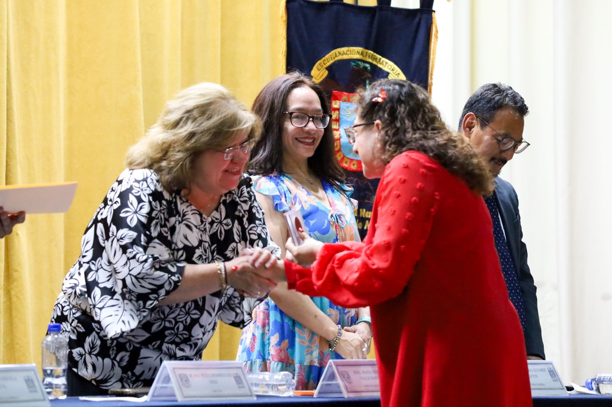 enp_unam's tweet photo. #Notiprepas👨‍🏫👩‍🏫 #OrgulloPreparatoriano🥳
Durante la celebración del #DiaDelMaestroYLaMaestra, docentes del Plantel 9 “Pedro de Alba” recibieron su reconocimiento y medalla por sus años de servicio en la ENP ¡Felicidades por estos años de dedicación!
#ENPUNAM #Prepa9 https://t.co/3YaVxAsf0y