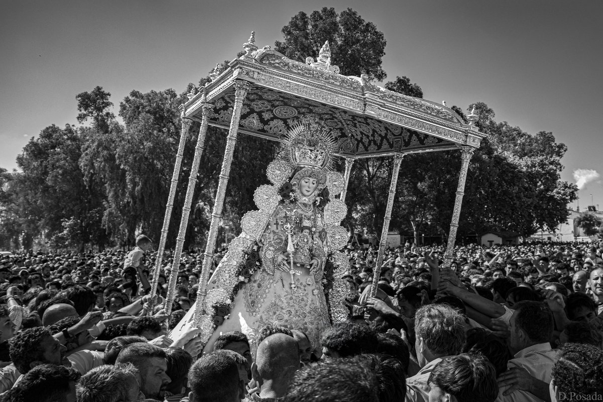 "Llevarla en el corazón 
Lo mismo que en el sombrero 
Así es como se conocen 
A los buenos rocieros" 

#Rocío #Rocío2024