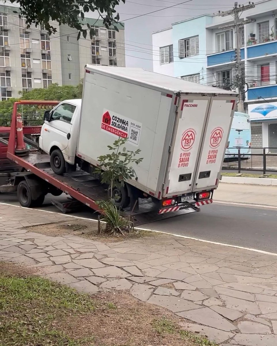 CozinhasMTST's tweet photo. APREENSÃO IRREGULAR DE VEÍCULO TRANSPORTANDO DOAÇÕES

Hoje foi apreendido de maneira arbritária e irregular o caminhão qe a Cozinha Solidária de Emergência do MTST, utilizado para fazer a logística de doações, tanto distribuição de marmitas e alimentos. https://t.co/PhEyIGZONX