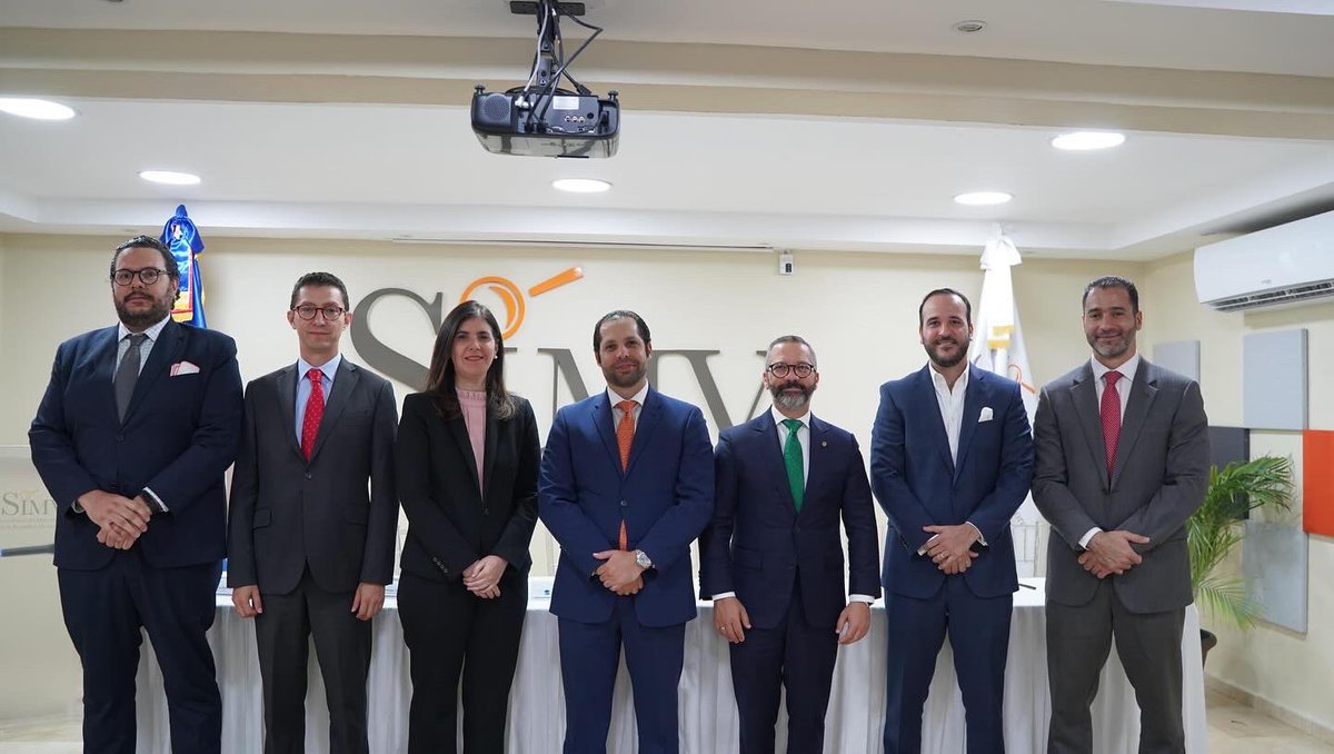 SIMVRDO's tweet image. ¡Gran avance para el mercado de valores en RD!

Hoy, la #SIMV firmó un acuerdo histórico con @apbrd @ADOSAFI @asofidom #cevaldom y @bolsard para promover la cultura bursátil e impulsar la inversión. 

¡Juntos hacia un mercado más fuerte y transparente!

#SIMV #MercadoDeValoresRD