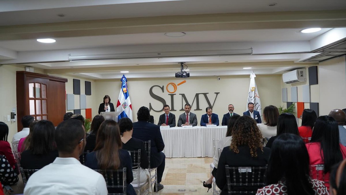 SIMVRDO's tweet image. ¡Gran avance para el mercado de valores en RD!

Hoy, la #SIMV firmó un acuerdo histórico con @apbrd @ADOSAFI @asofidom #cevaldom y @bolsard para promover la cultura bursátil e impulsar la inversión. 

¡Juntos hacia un mercado más fuerte y transparente!

#SIMV #MercadoDeValoresRD